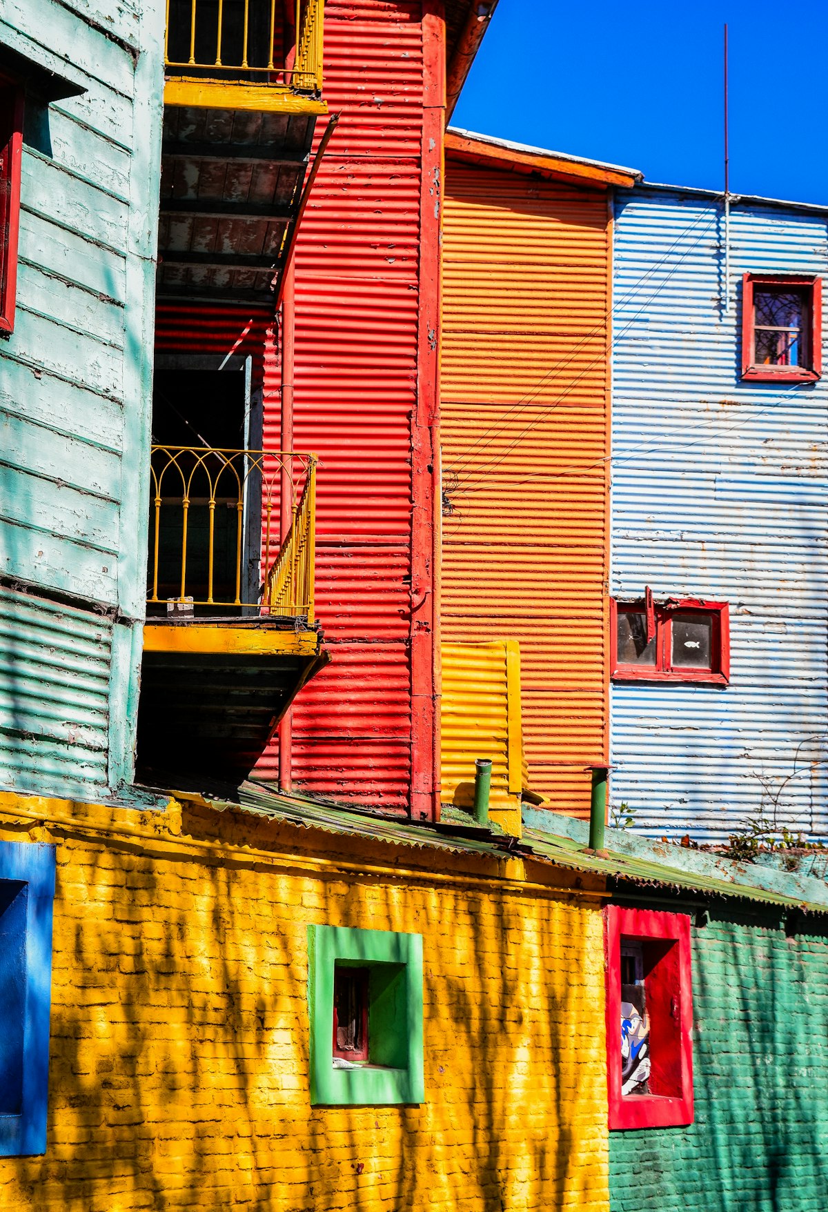 Fachadas coloridas de Caminito, em La Boca, contra o céu azul