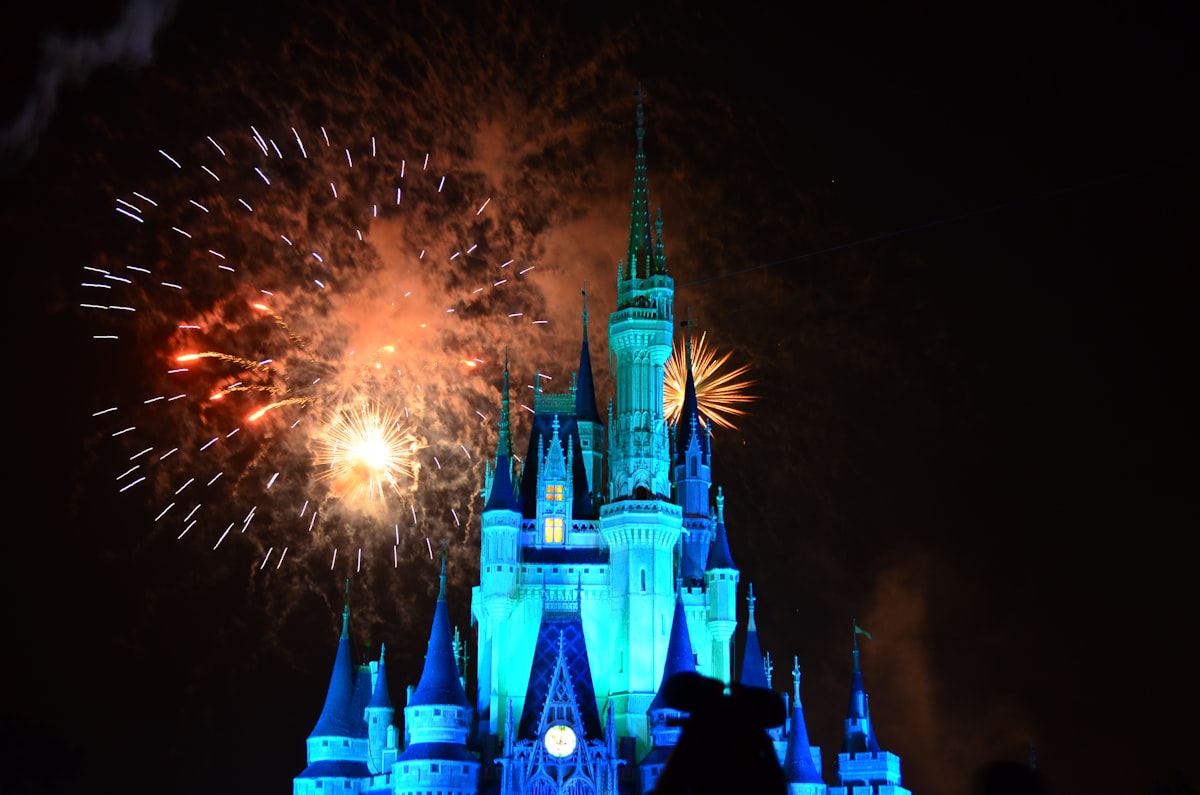 Castelo da Cinderela em chamas de fogos de artifício na Magic Kingdom