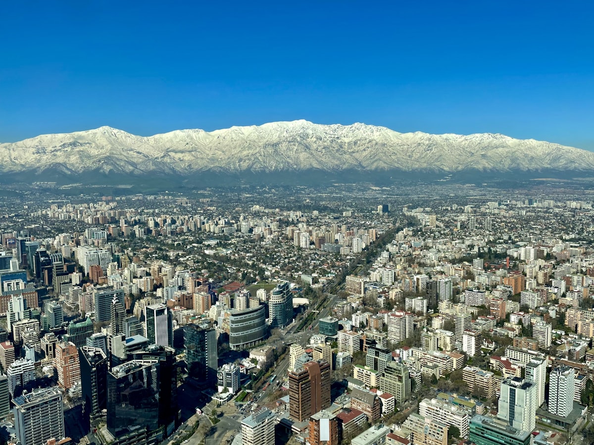 Skyline de Santiago com a Cordilheira dos Andes nevada ao fundo